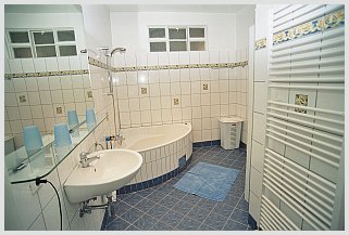 Bad mit Wanne