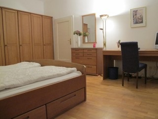 Schlafzimmer - Schreibtisch mit Computer